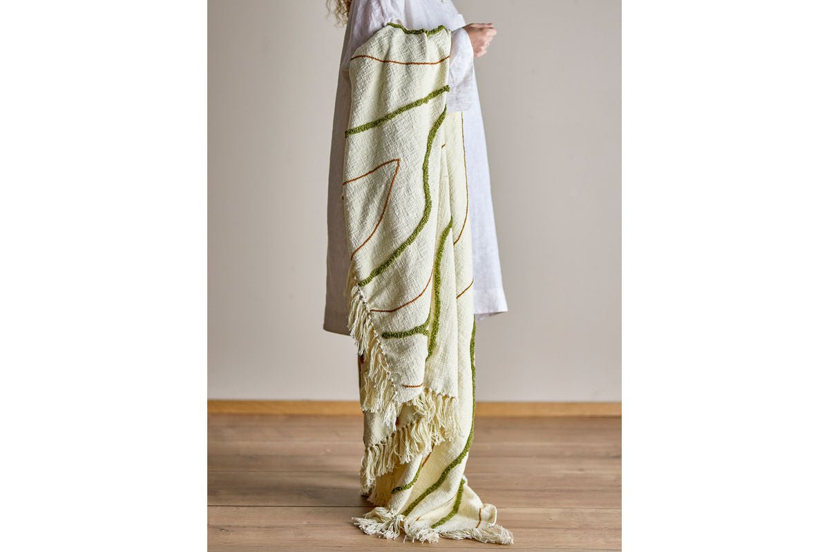 Prehoz Domi – tuftovaný a vyšívaný dizajn v prírodných farbách