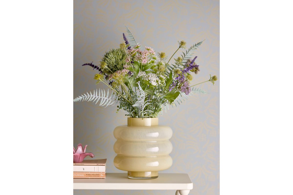 Váza Elara – Ručne fúkané sklo v teplej žltej farbe