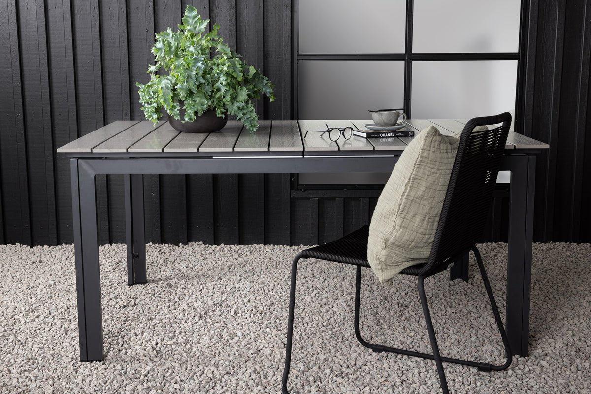 Záhradný stôl Kairen - perfektný pre spoločenské posedenia vonku