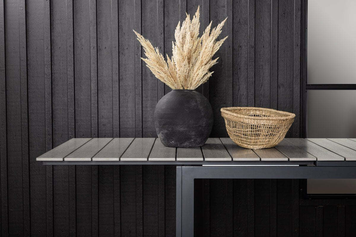 Záhradný stôl Kairen - perfektný pre spoločenské posedenia vonku