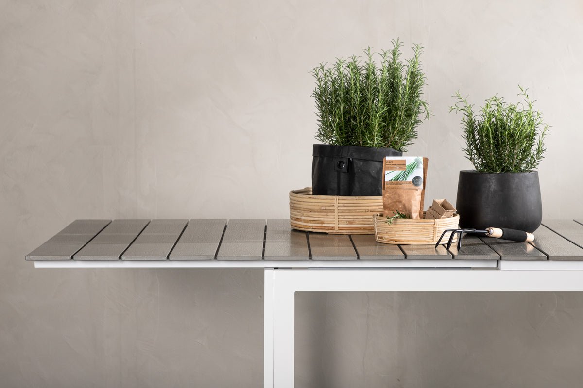 Záhradný stôl Kairen - perfektný pre spoločenské posedenia vonku