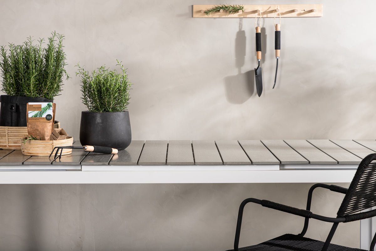 Záhradný stôl Kairen - perfektný pre spoločenské posedenia vonku