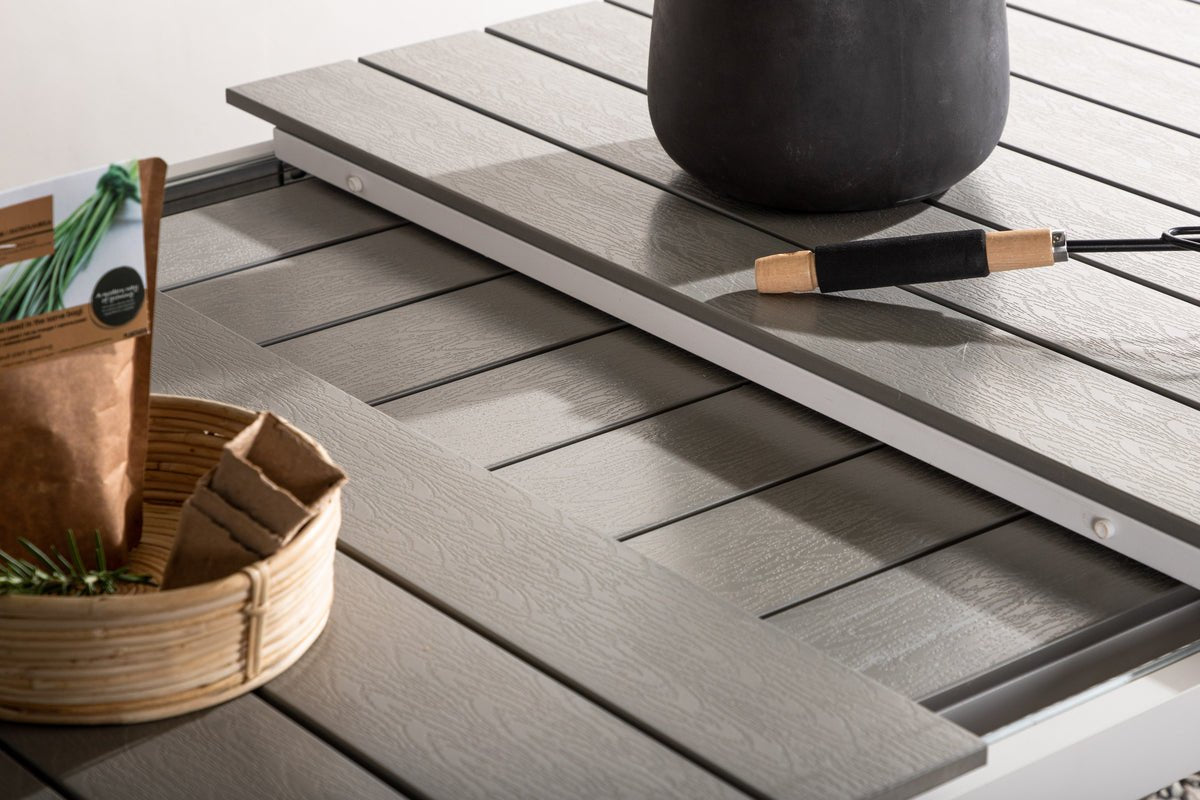 Záhradný stôl Kairen - perfektný pre spoločenské posedenia vonku