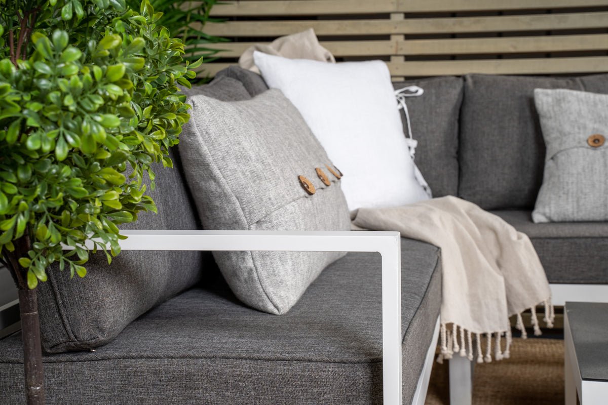 Záhradná lounge súprava Tamara – v sivej farbe s doskou z skla na terasu a balkón