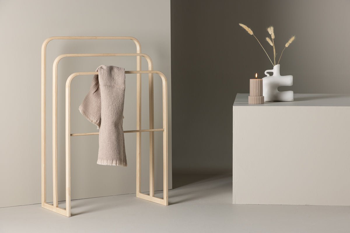 Garderoba Orrin – stojanový model v bielom umývanom vzhľade s 3 úrovňami