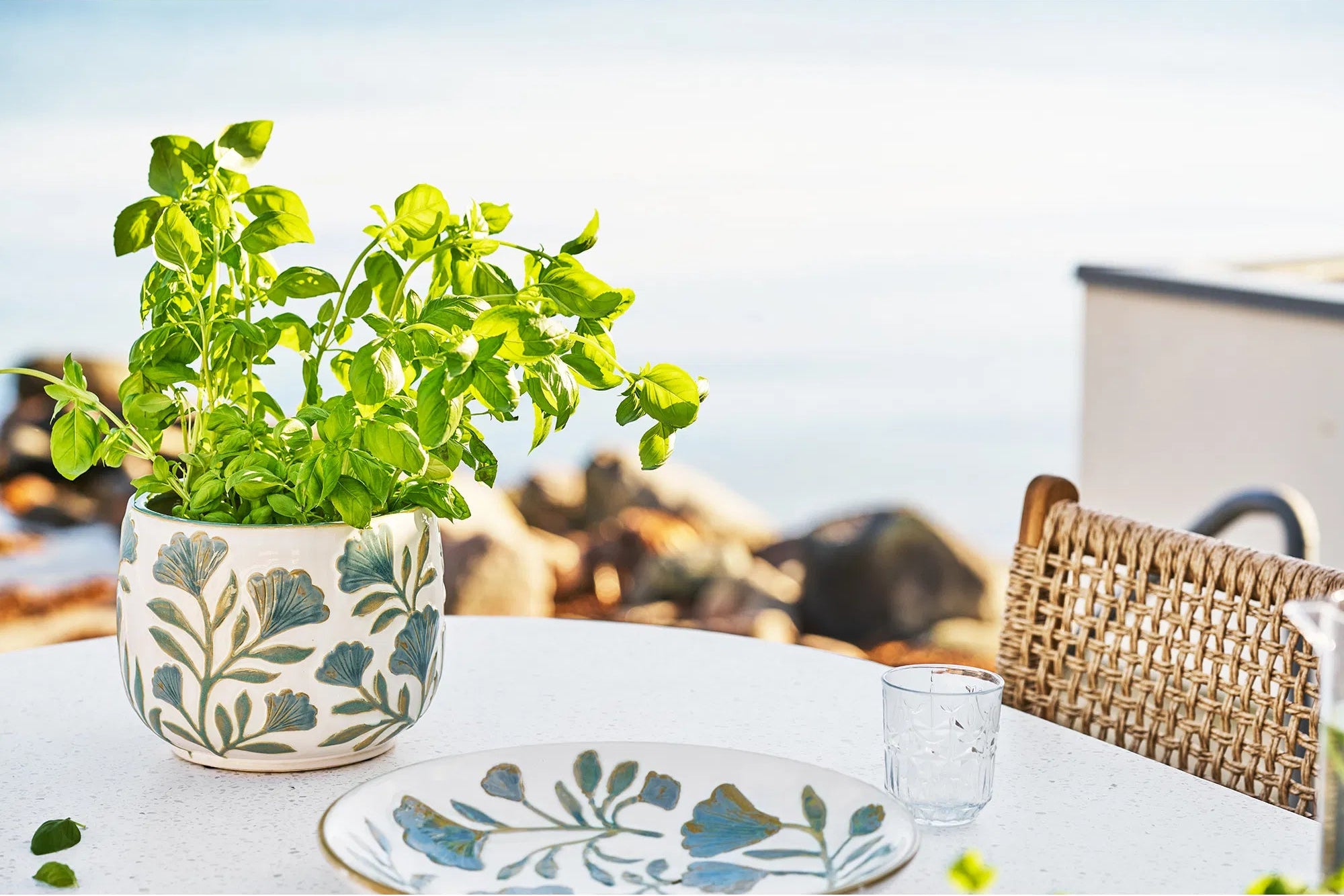 Váza Solvira - z keramiky s kvetinovým motívom