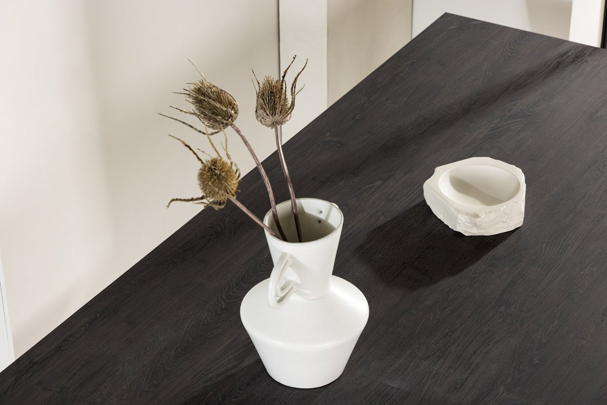 Jedálenský stôl Koru - s priestrannou doskou stola v dubovom vzhľade