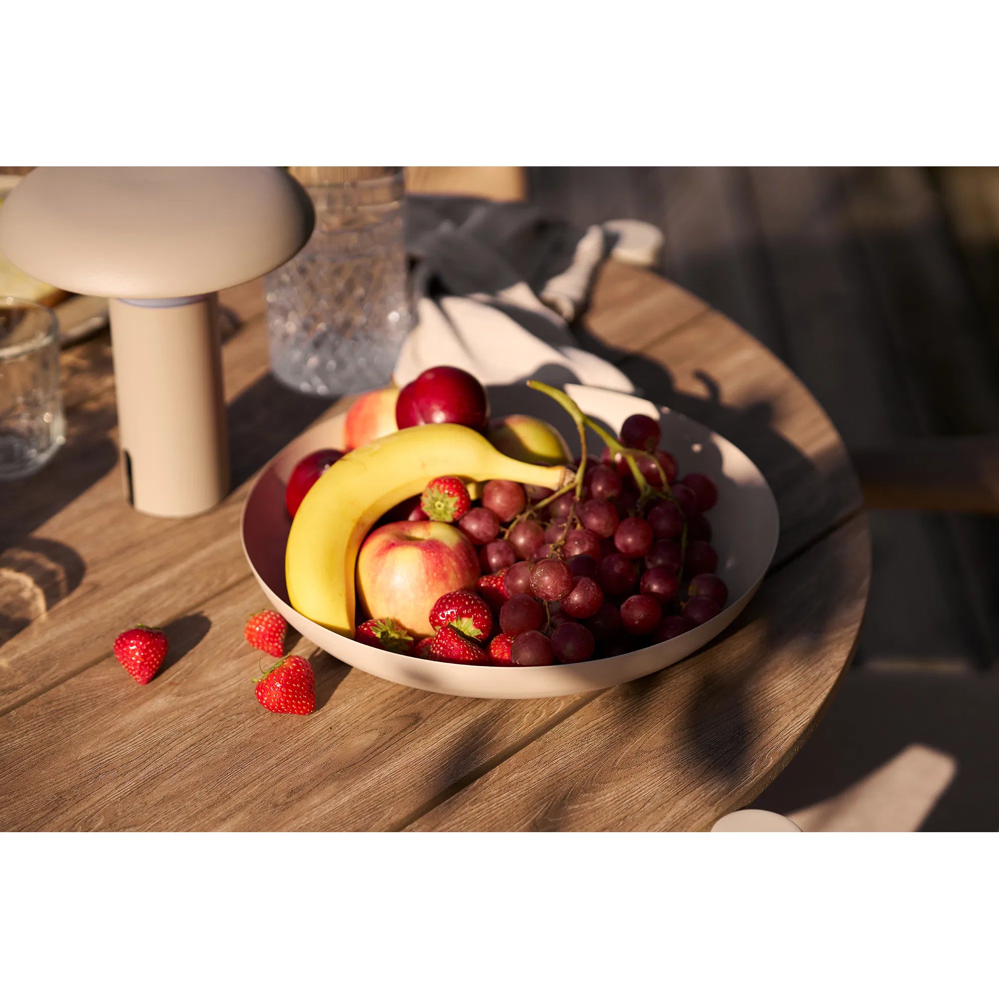 Servírovací tanier Eirvella – z kovu v béžovej farbe