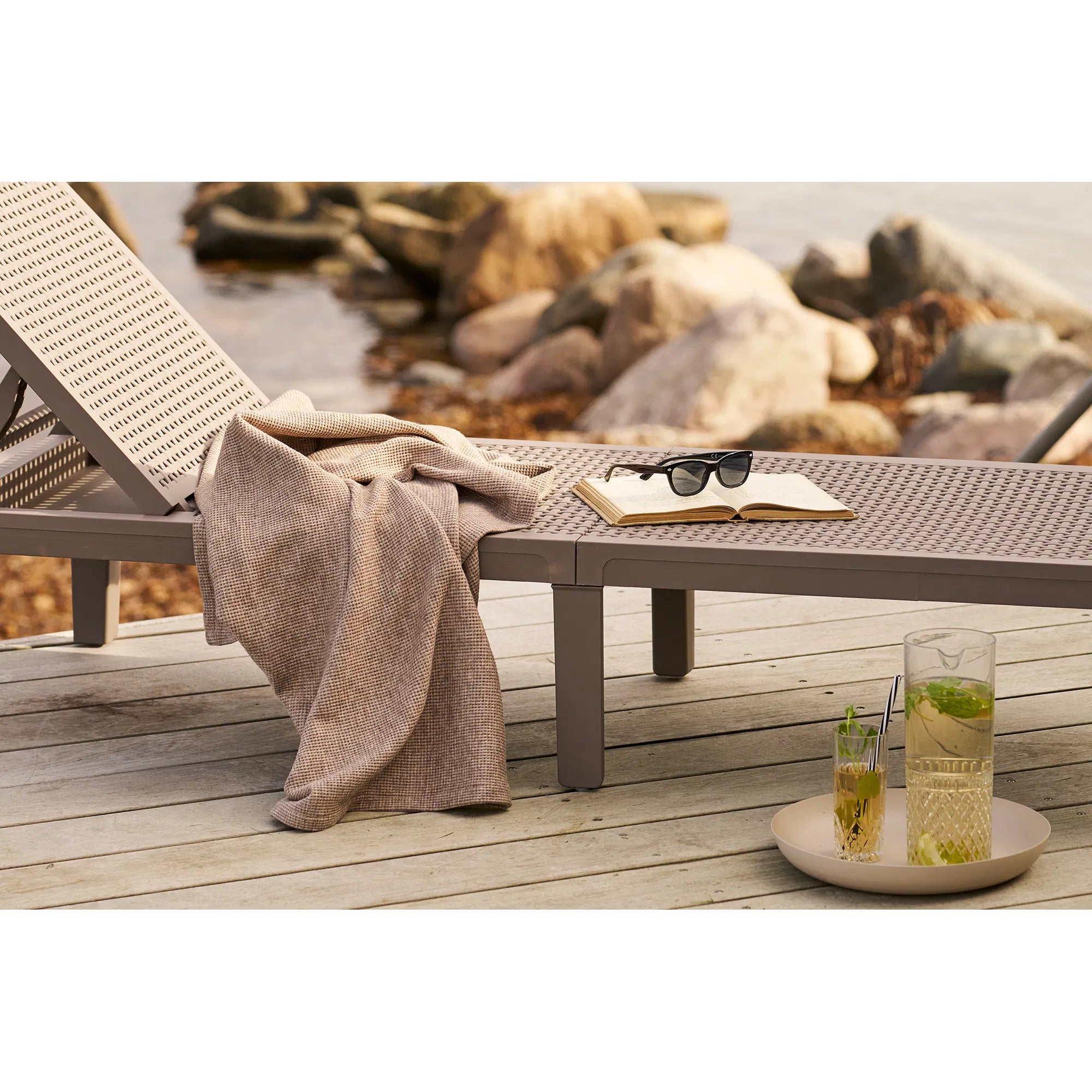 Servírovací tanier Eirvella – z kovu v béžovej farbe