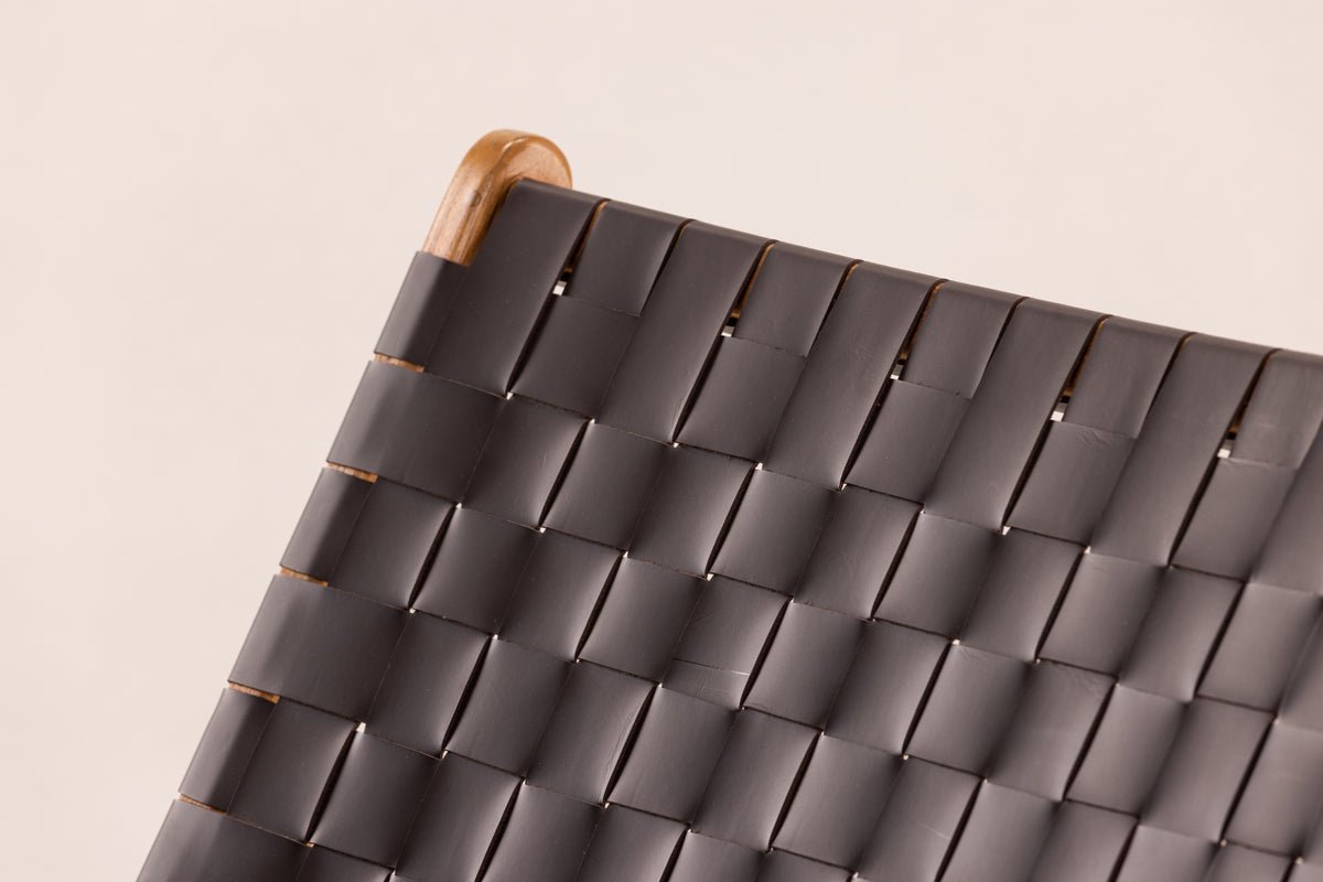 Dizajnové lounge kreslo Tevari – prútie z teaku a kožený vzhľad hnedá