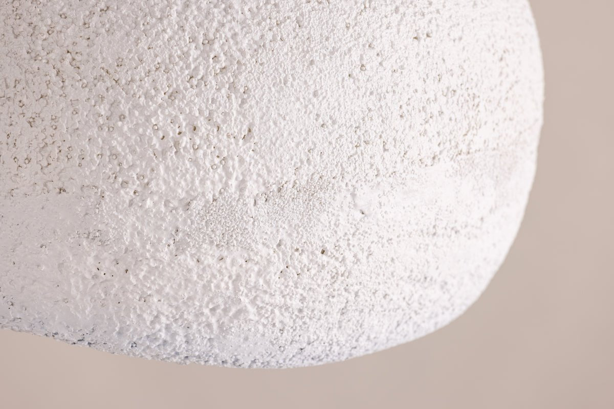 Závesné svietidlo „Namib" – z bielej živice pre rustikálny šarm