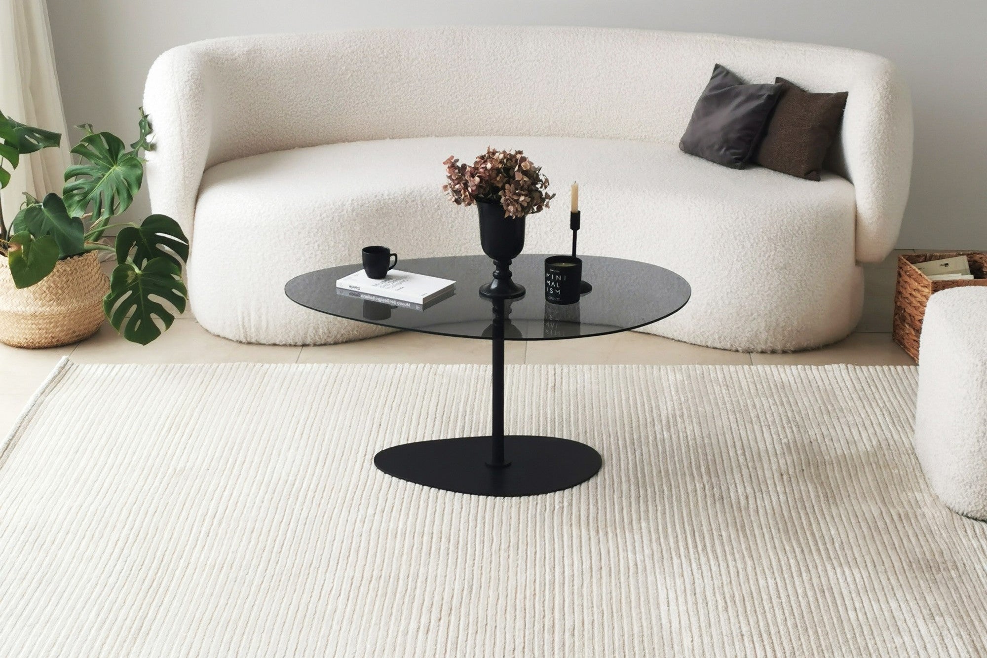 Konferenčný stolík Dovira - s doskou z skla a čiernym kovovým rámom