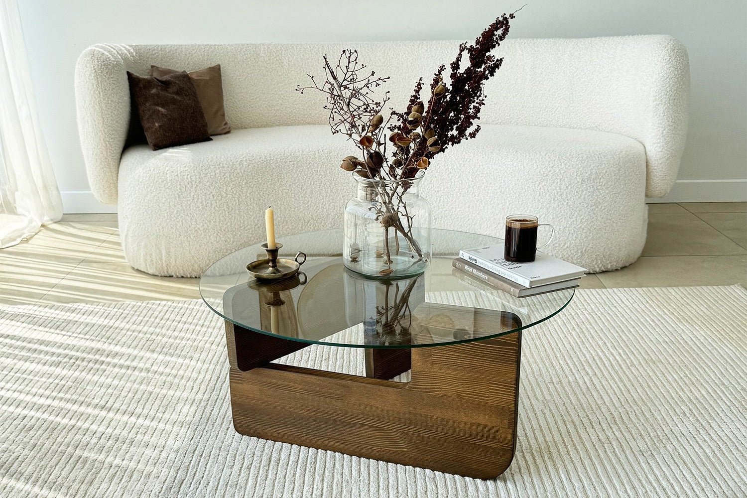 Konferenčný stolík Palvero - s okrúhlou sklenenou doskou a borovicovým drevom