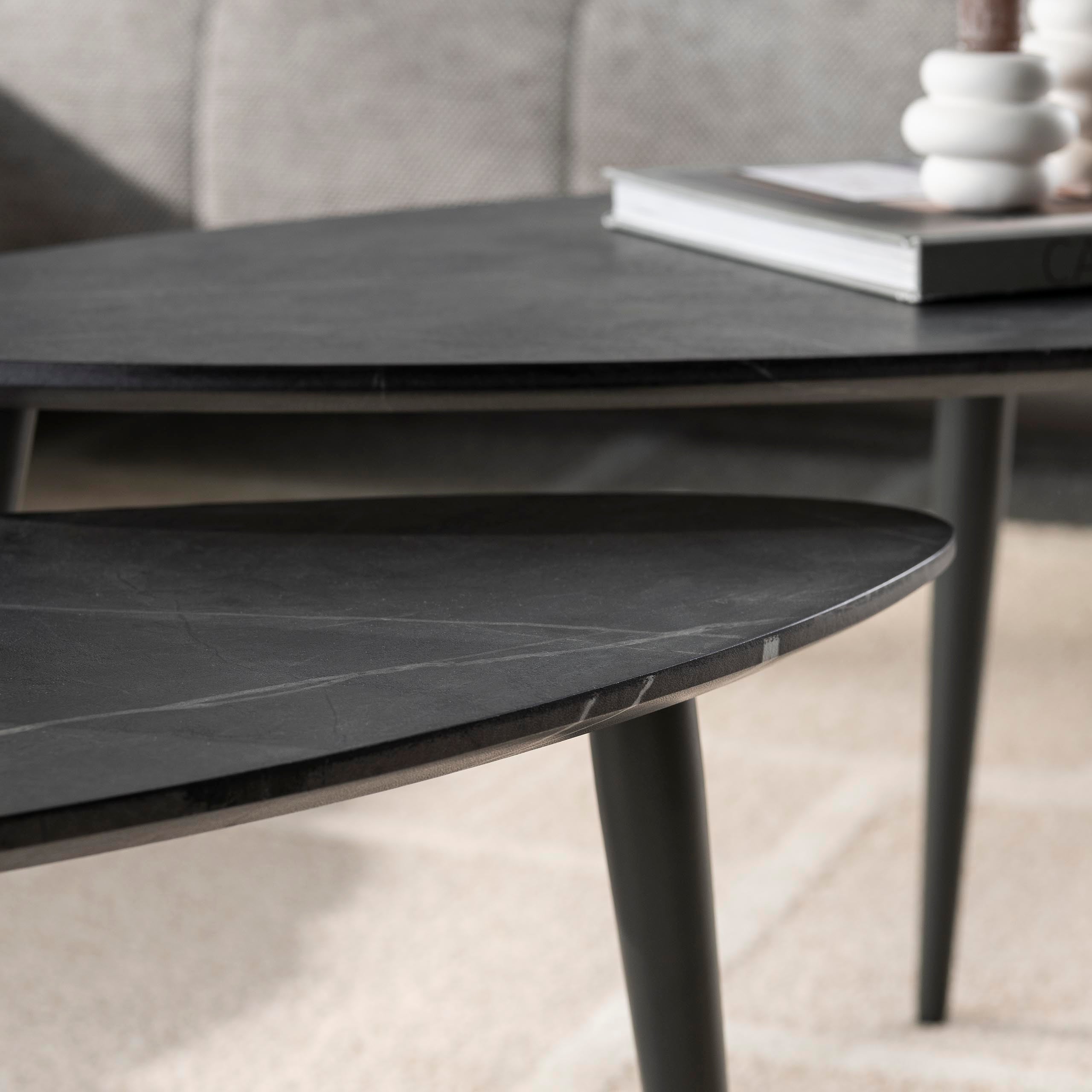 Konferenčný stolík Alvara - sada 2 kusov z melamínu s keramickým vzhľadom a rámom z ocele