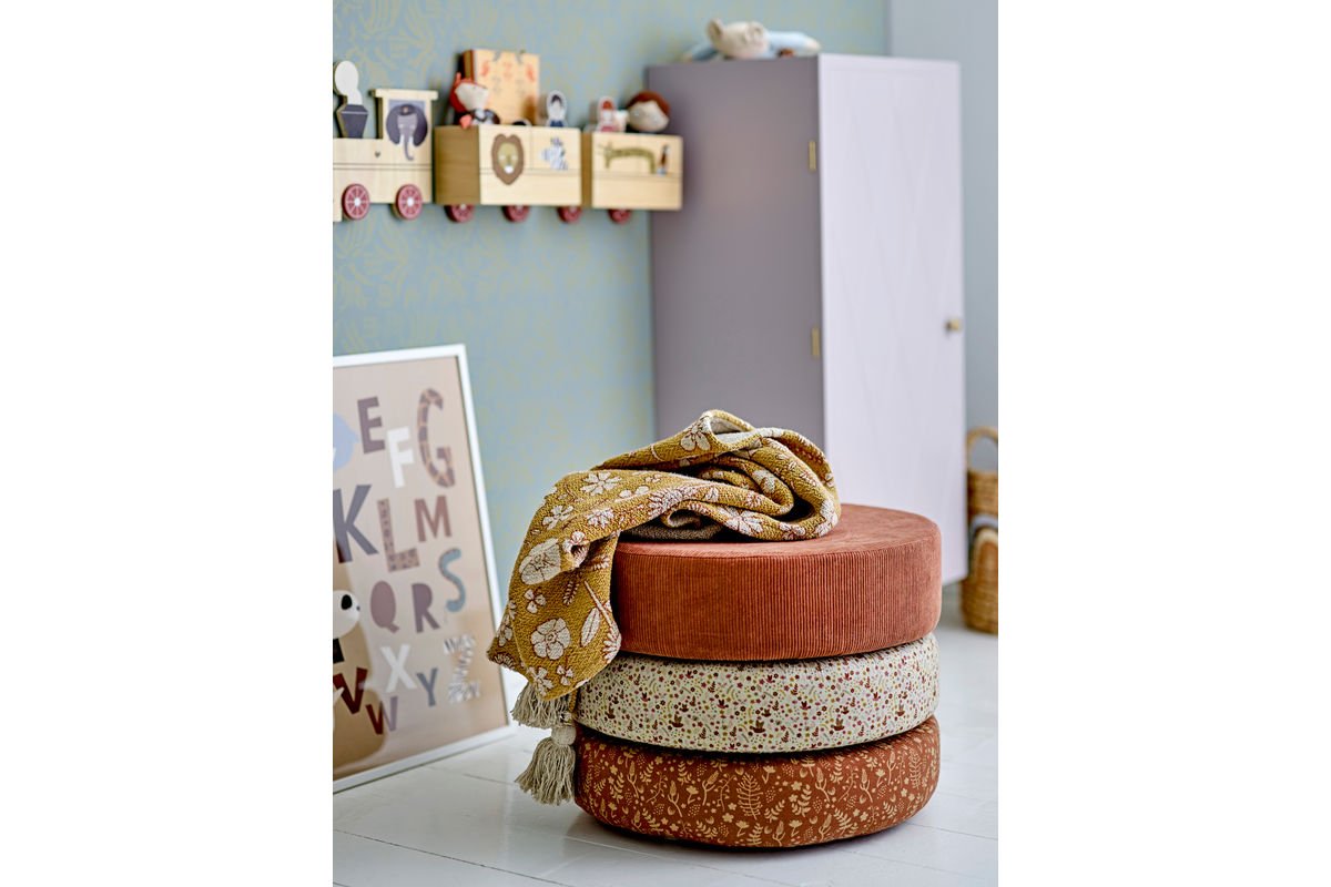 Nástenná skriňa Lana – Fialová drevená skrinka s mosadzným úchytom a vzorovaným čelom