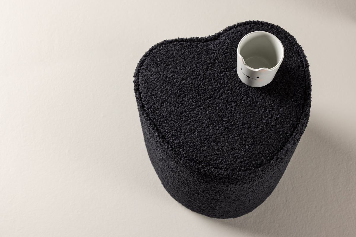 Kinderhocker Luma – Herzförmiger Hocker in Schwarz