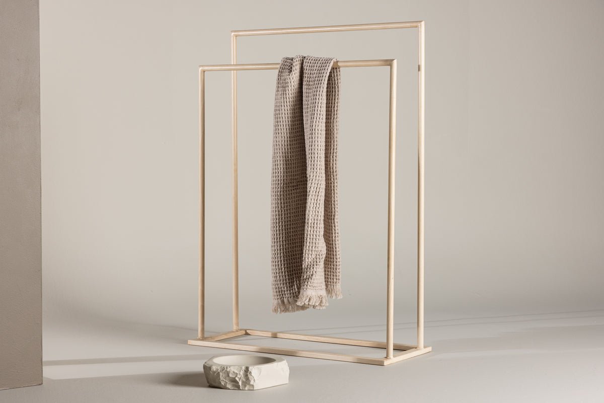 Garderoba Selaro – kovový stojan v bielom umývanom vzhľade