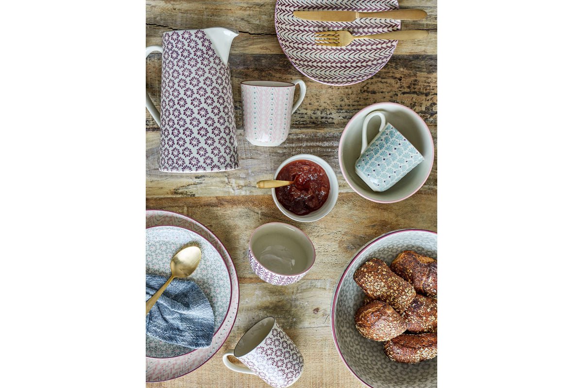 Krug Sabi – kameninová nádoba s ručne maľovanými detailmi vo fialovej farbe