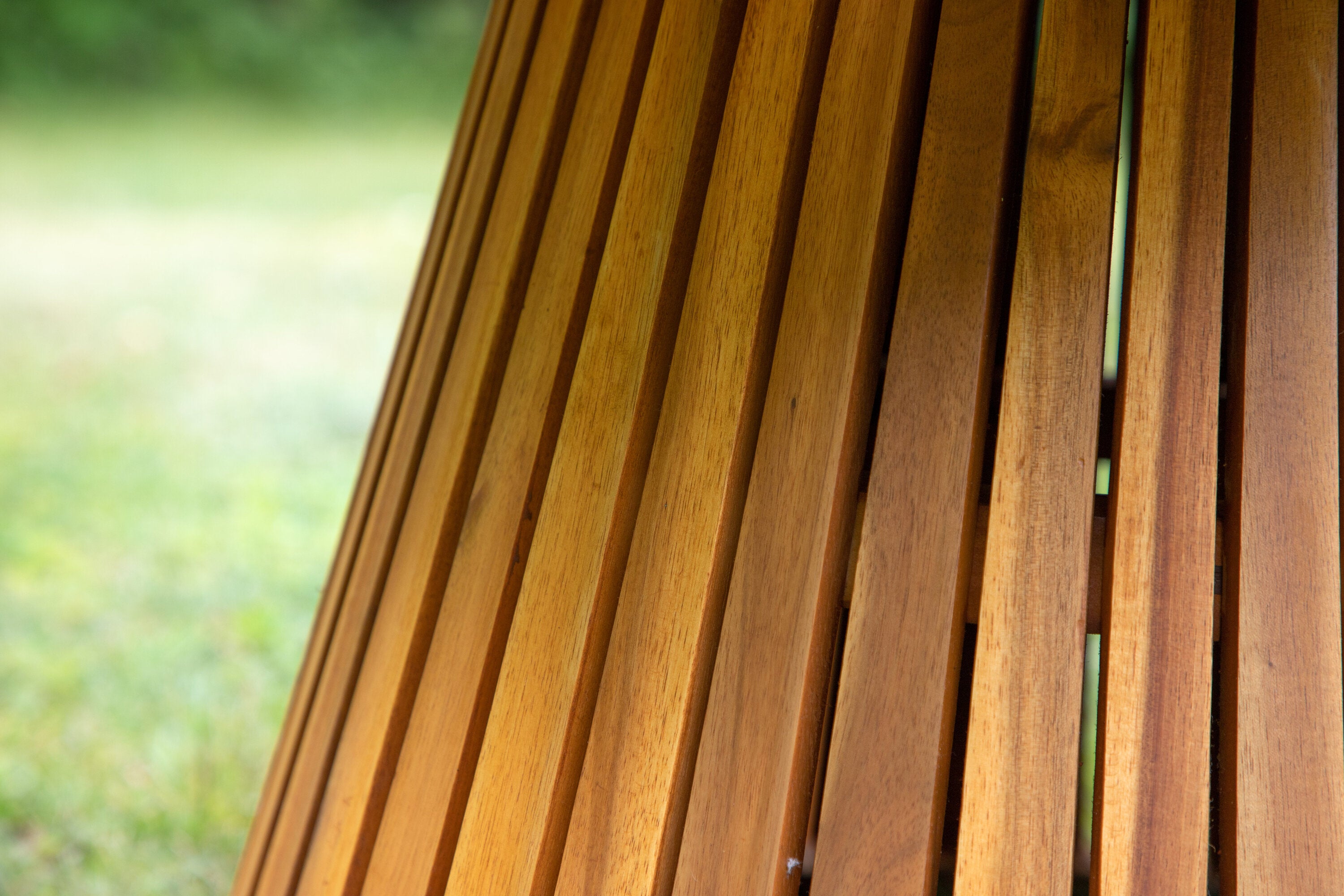 Záhradný stôl Hewa - okrúhly príručný stolík z akáciového dreva