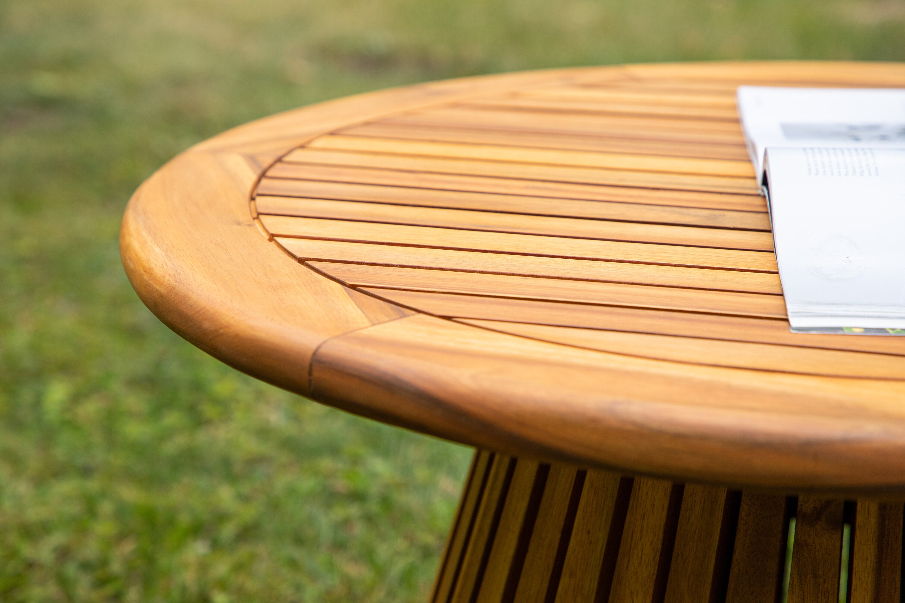 Záhradný stôl Hewa - okrúhly príručný stolík z akáciového dreva