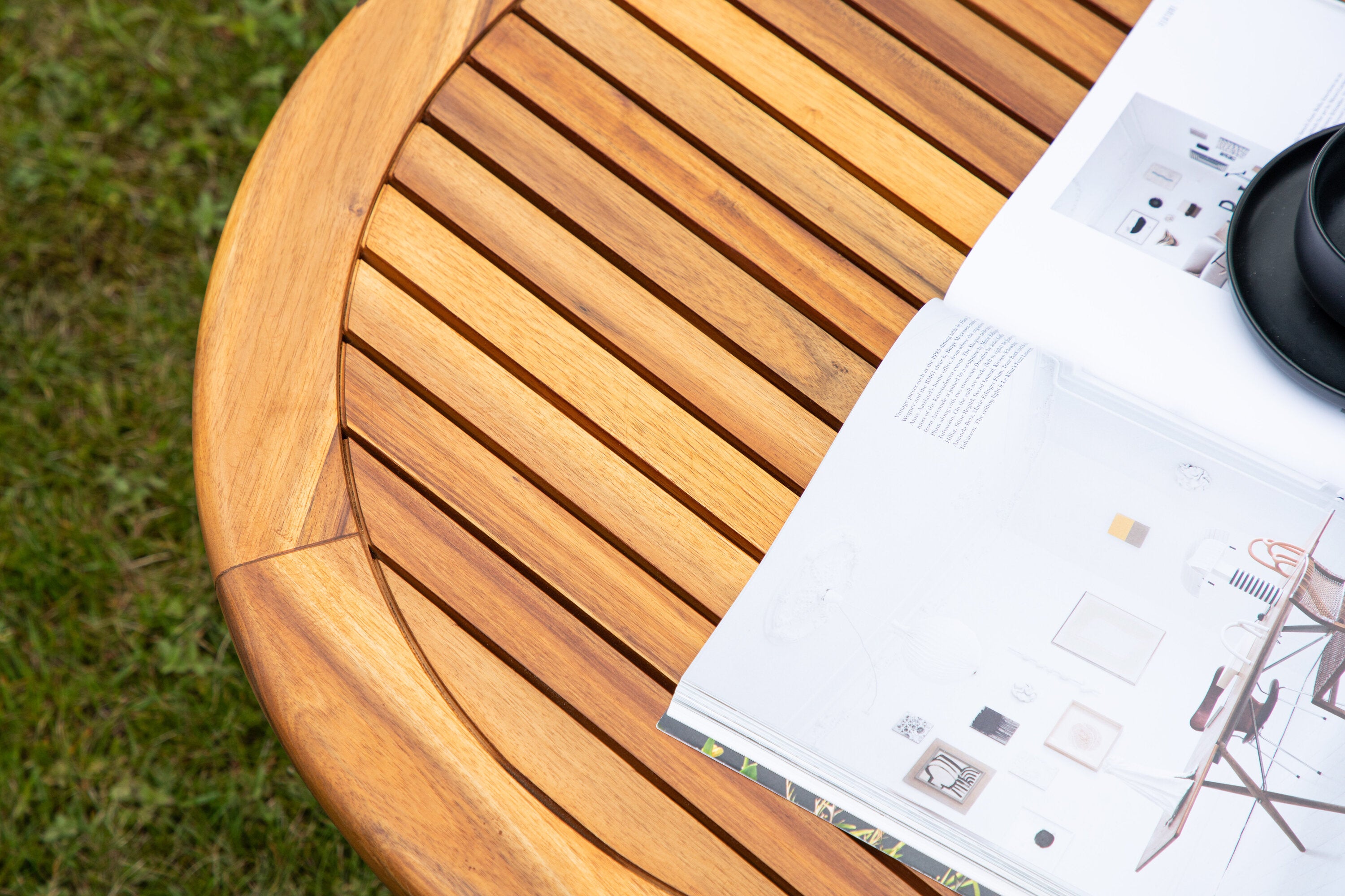 Záhradný stôl Hewa - okrúhly príručný stolík z akáciového dreva