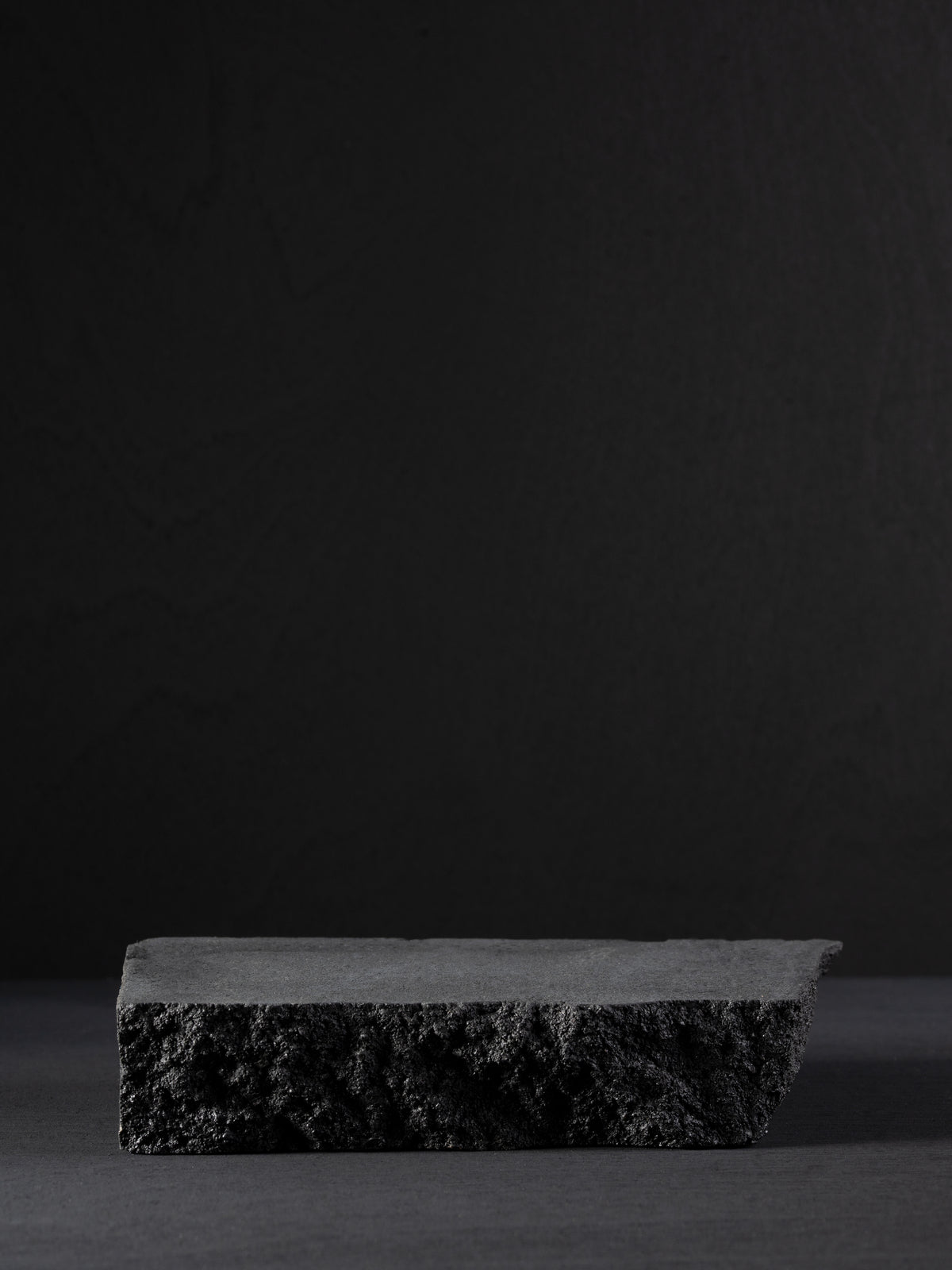 Čierny plagát z kvalitného papiera