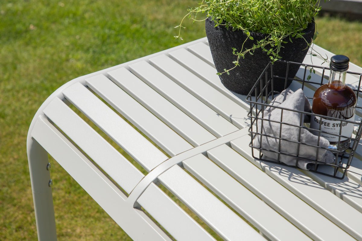 Záhradný stôl Tehani - ľahký, béžový kaviarenský stôl z hliníka