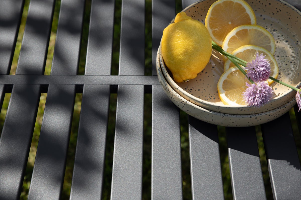 Záhradný stôl Melura - ľahký, robustný a odolný voči poveternostným vplyvom