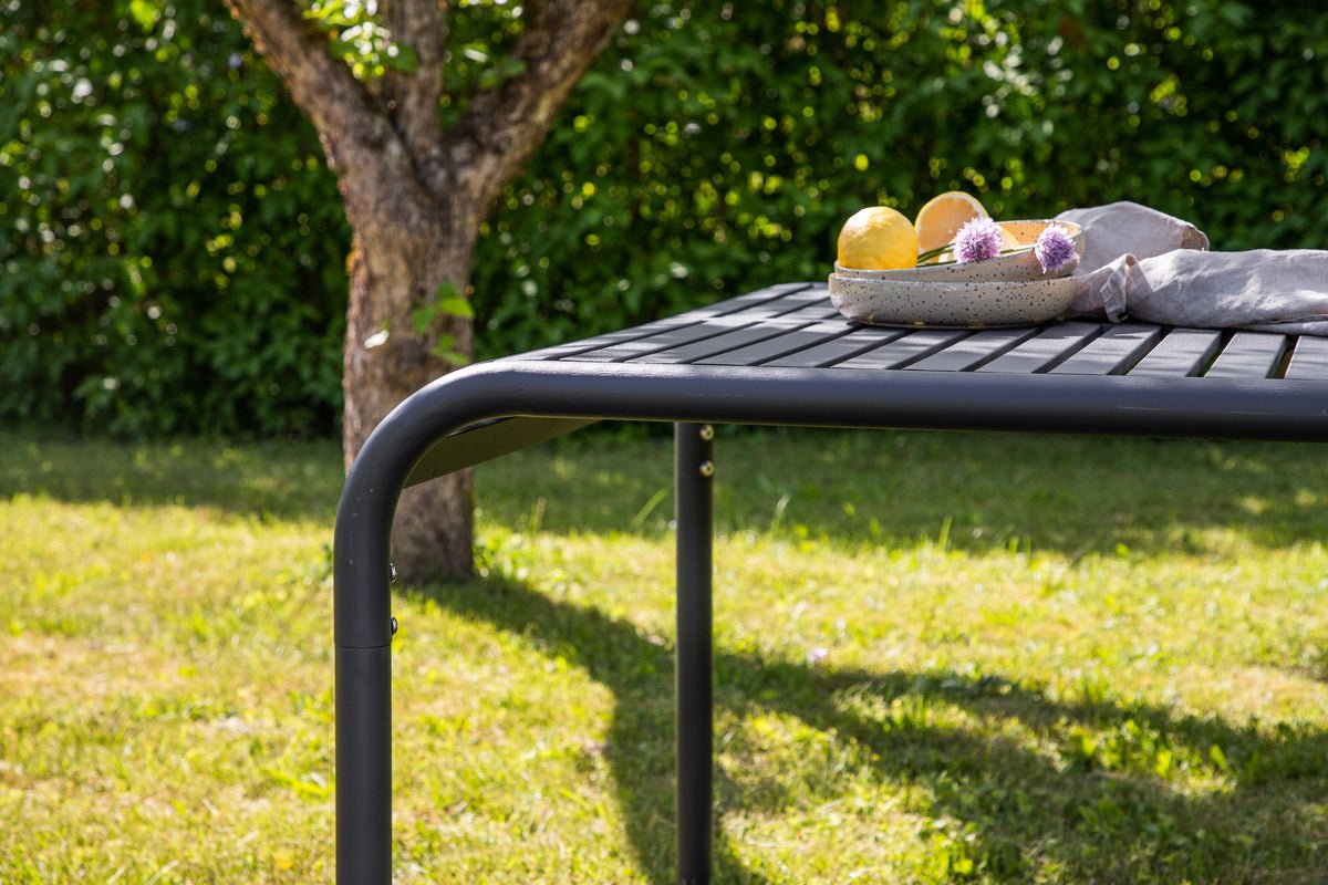 Záhradný stôl Melura - ľahký, robustný a odolný voči poveternostným vplyvom