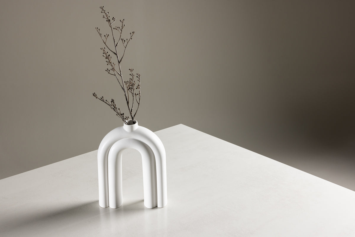 Jedálenský stôl Brevon - moderný jedálenský stôl na sklenenom ráme s svetlosivou doskou stola