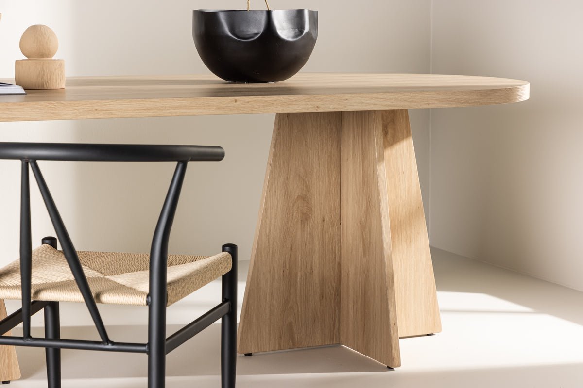 Jedálenský stôl Zayana - vytvára elegantnú, štýlovú atmosféru