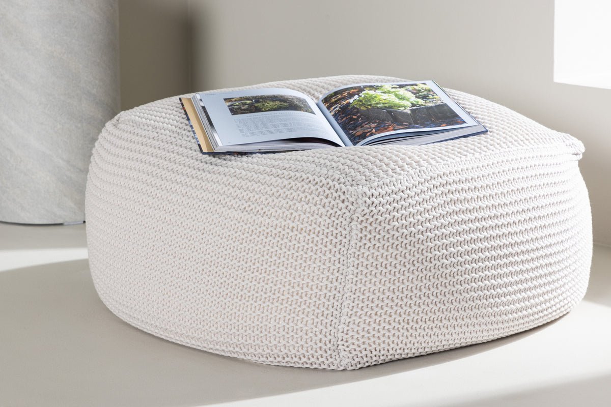 Prídavná stolička Nuvio – okrúhla pletená stolička v bielej