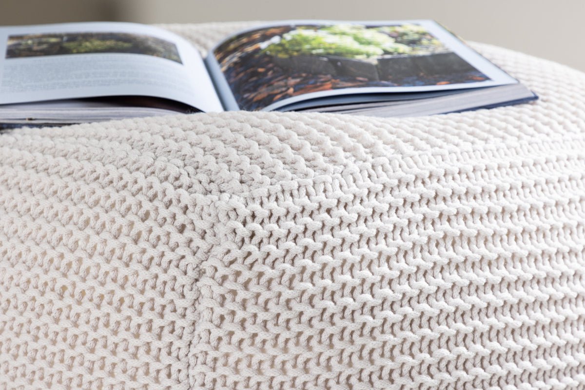 Prídavná stolička Nuvio – okrúhla pletená stolička v bielej