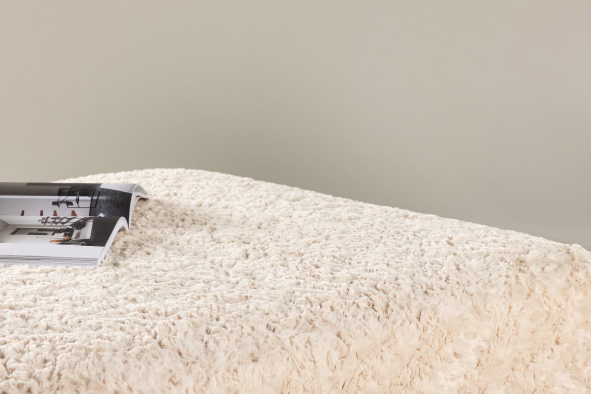 Prídavná stolička Farrow – štvorcová stolička v teddy vzhľade Béžová