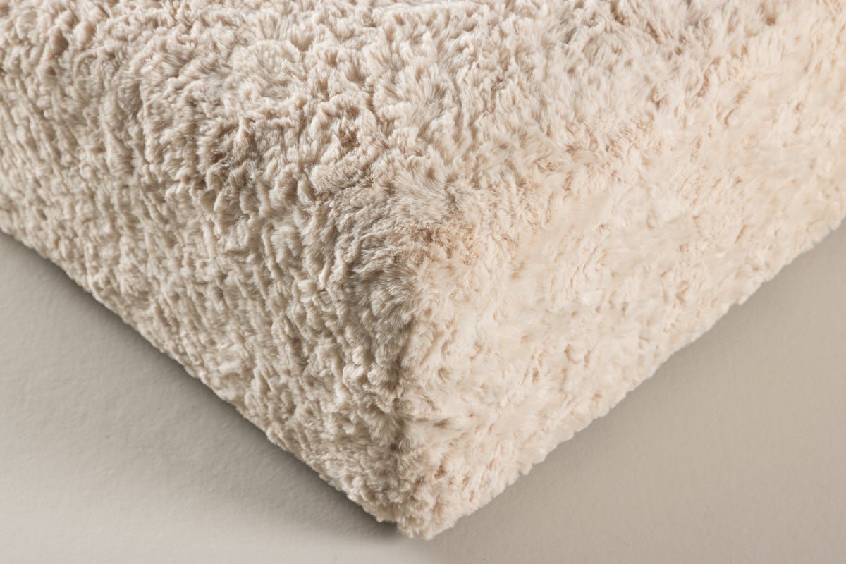 Prídavná stolička Farrow – štvorcová stolička v teddy vzhľade Béžová