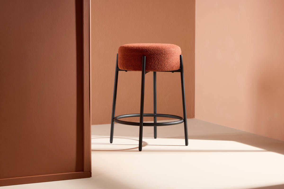 Barová stolička Fire - s hrdzavo sfarbeným alebo bielym sedadlom z bouclé