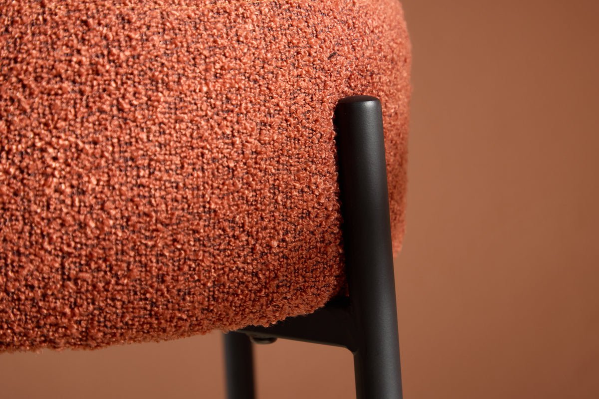 Barová stolička Fire - s hrdzavo sfarbeným alebo bielym sedadlom z bouclé