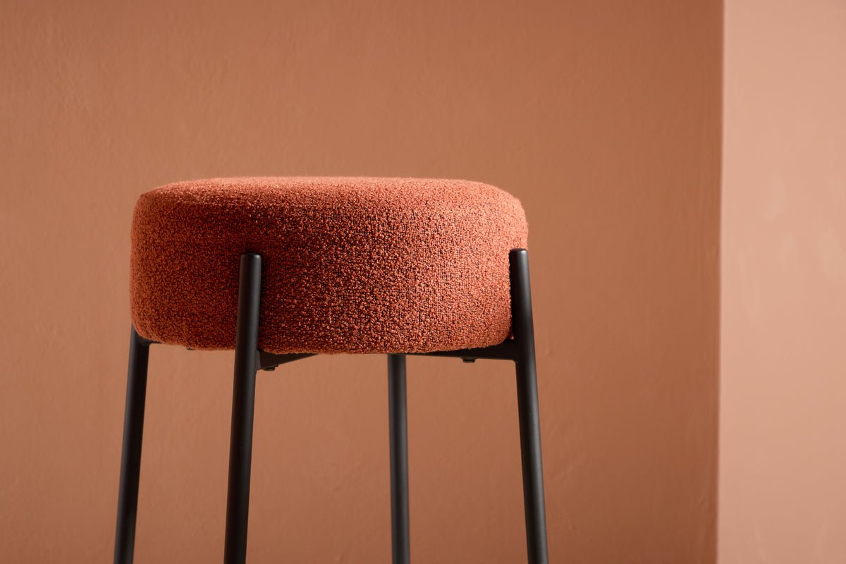 Barová stolička Fire - s hrdzavo sfarbeným alebo bielym sedadlom z bouclé