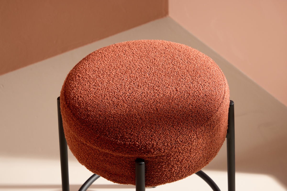 Barová stolička Fire - s hrdzavo sfarbeným alebo bielym sedadlom z bouclé