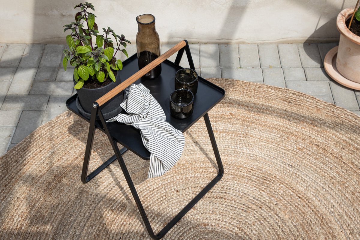 Gartentisch Moyo - ein Beistelltisch mit quadratischer Tischplatte und einem Griff aus Teakholz