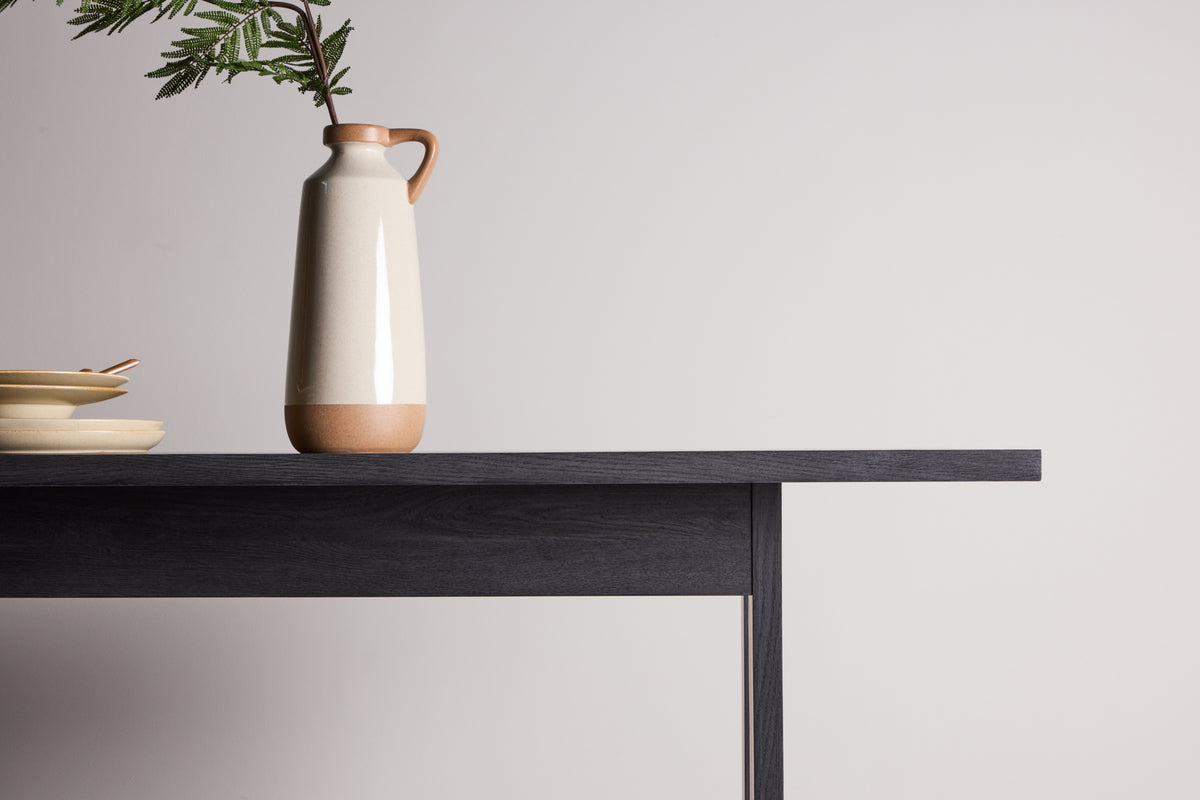 Jedálenský stôl Tully - obdĺžnikový jedálenský stôl v elegantnej farbe Czarny