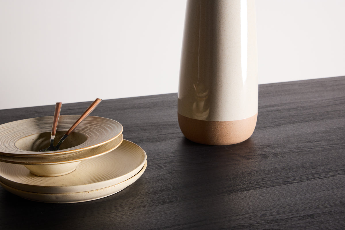 Jedálenský stôl Tully - obdĺžnikový jedálenský stôl v elegantnej farbe Czarny