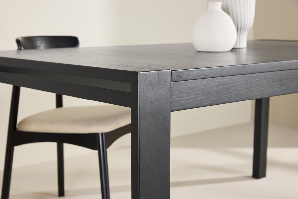 Jedálenský stôl Wainui - vyrobený z pevného dubového dreva