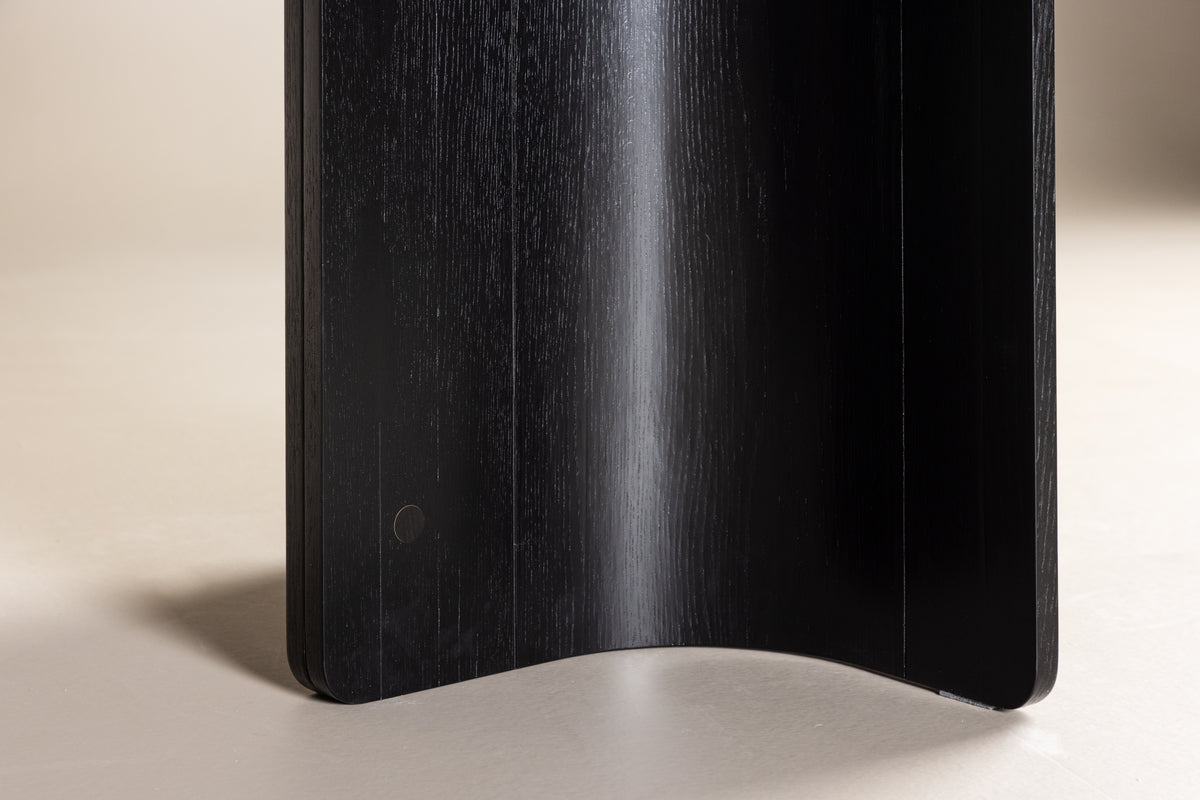 Jedálenský stôl Alura - v harmonickom dizajne s elegantným nádychom