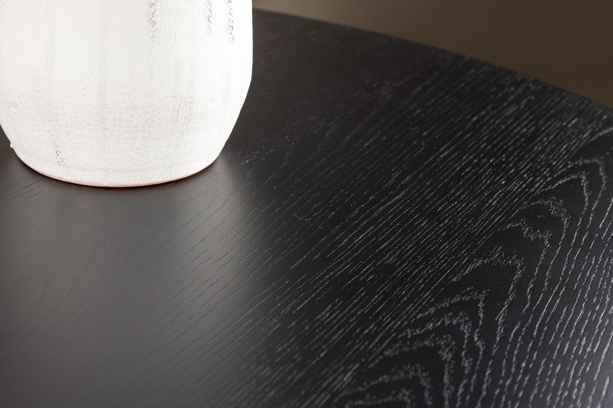 Jedálenský stôl Isola - v harmonickom dizajne s elegantným nádychom