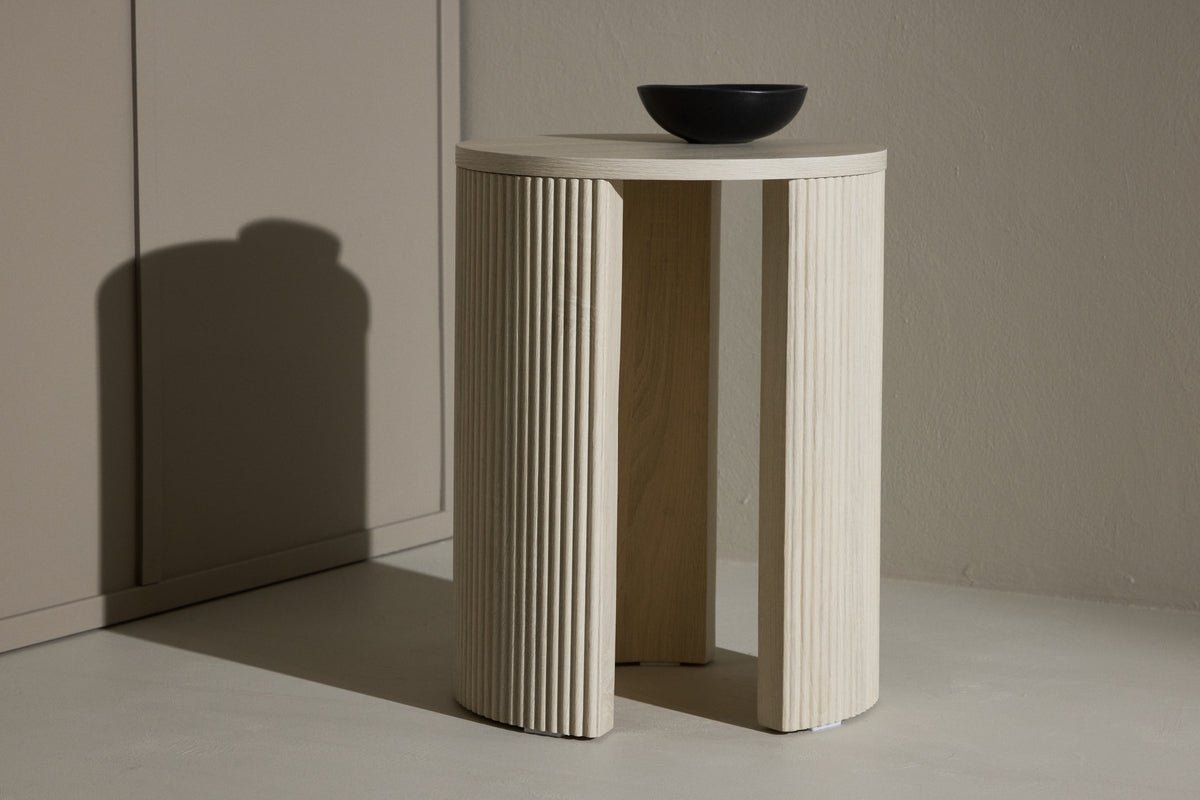 Prístavný stolík Belrose – v moka alebo whitewash