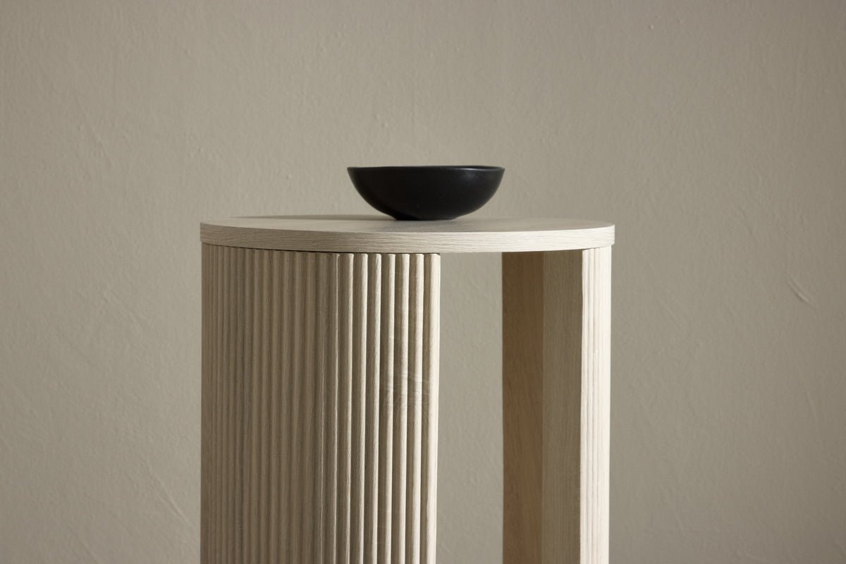 Prístavný stolík Belrose – v moka alebo whitewash