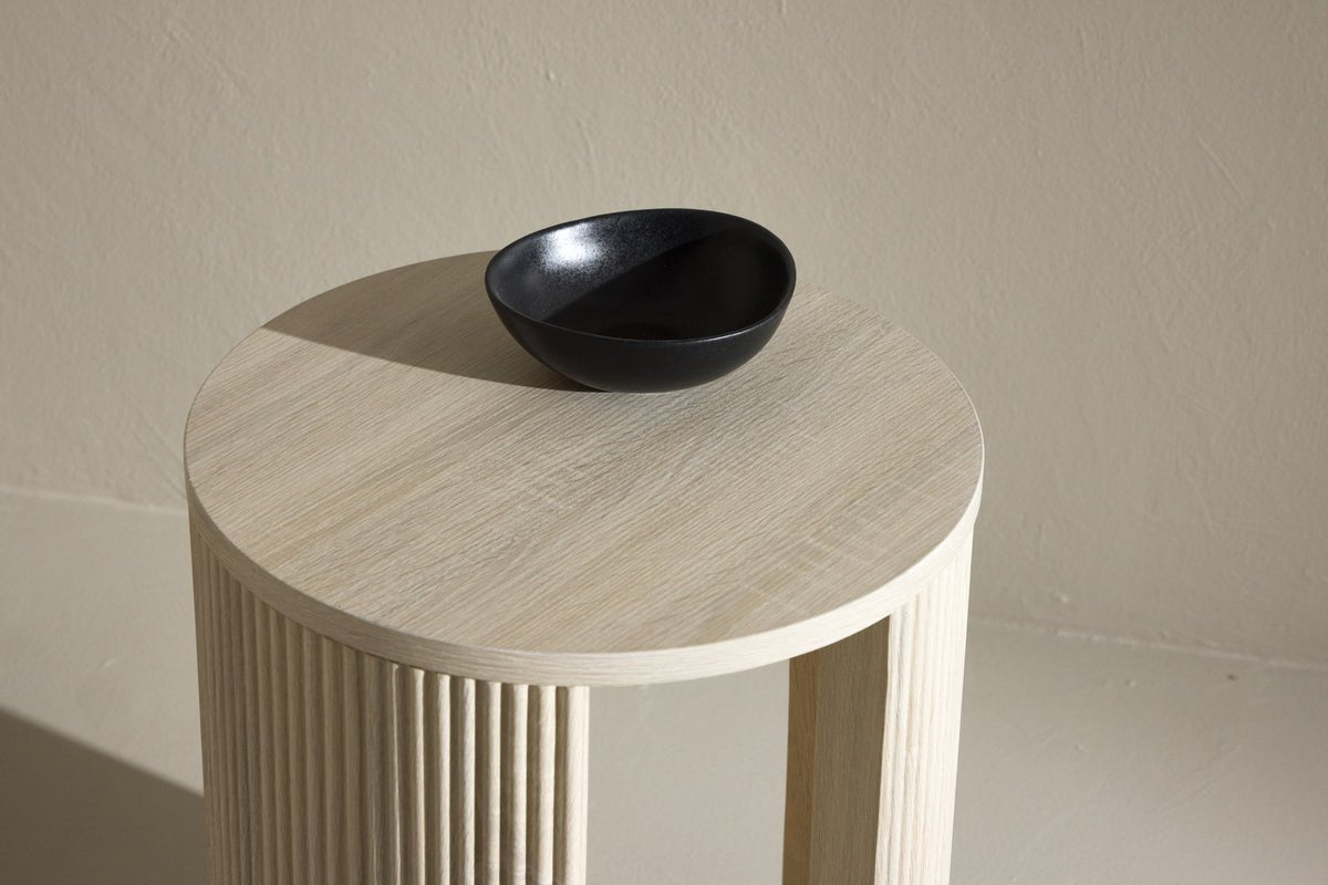 Prístavný stolík Belrose – v moka alebo whitewash