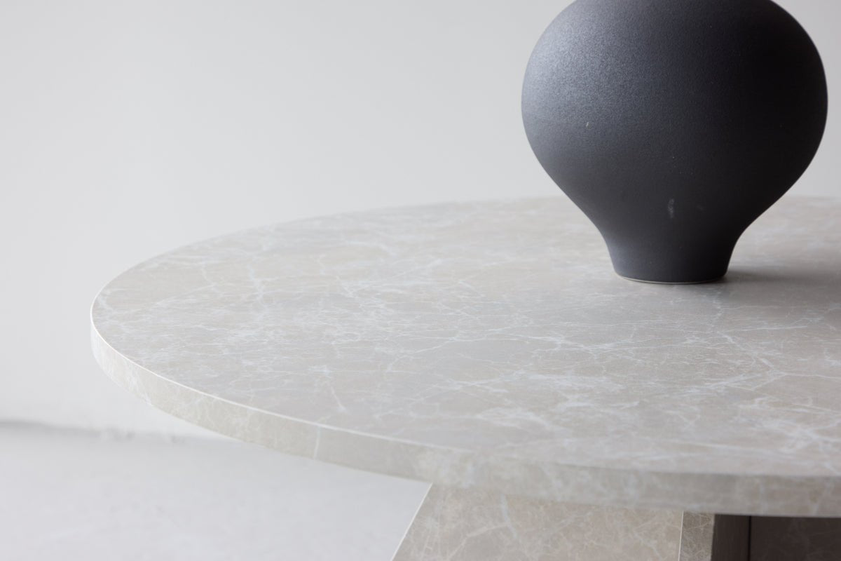 Konferenčný stolík Navaro - okrúhly stolík v jemnej béžovej farbe