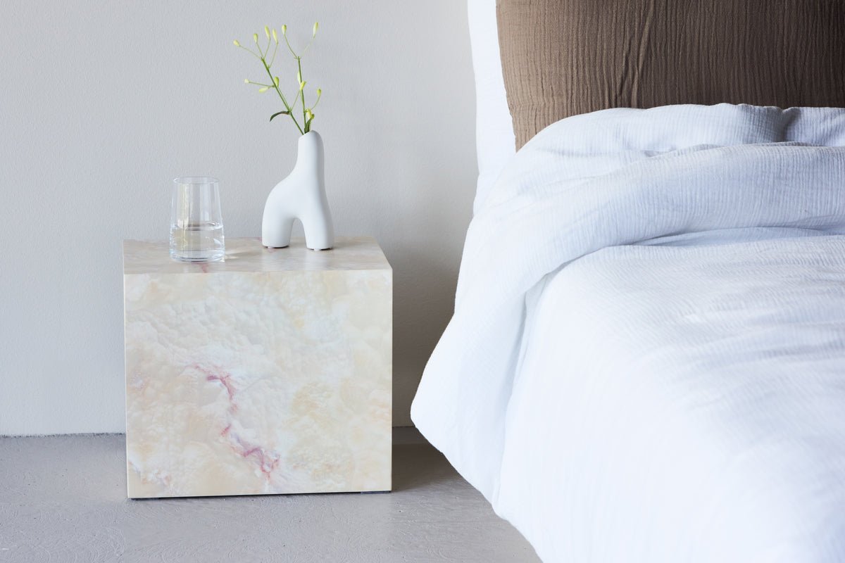 Prístavný stolík Quadro – v béžovej farbe s kamenným vzhľadom